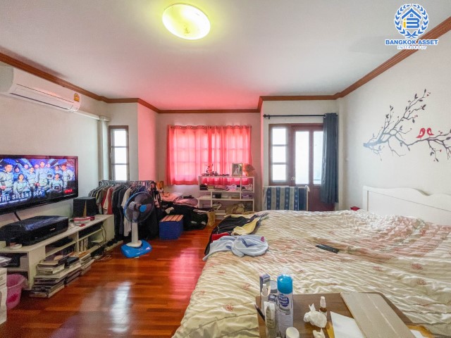 ทาวน์โฮมมือสองย่านกรุงเทพฯ ซอยนาคนิวาส37 แยก 1-8 เนื้อที่กว้าง 21.30 ตร.ว. พร้อมฟังก์ชัน 4 ห้องนอน 3 ห้องน้ำ ที่จอดรถ 1 คัน ภายในตกแต่งสวย ทำเลใจกลางเมือง รายล้อมด้วยสิ่งอำนวยความสะดวก เชื่อมต่อถนนประเสริฐมนูญกิจ ถนนรามอินทรา ใช้เวลาเพียง 11 นาทีถึงทางด่วน"ฉลองรัช"